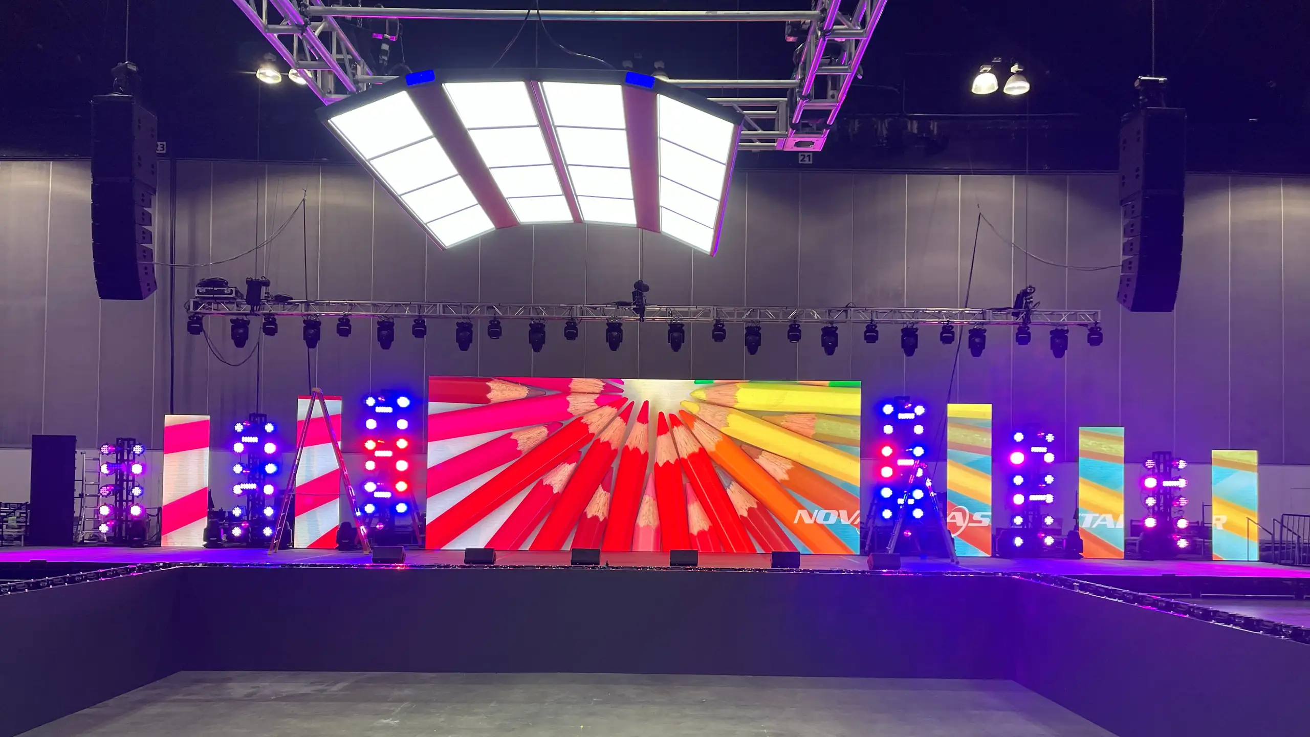 Main stage of the Heyball Parasport World Championship, Los Angeles: a central LED wall and LED columns under a lighting truss, lit in purple and red