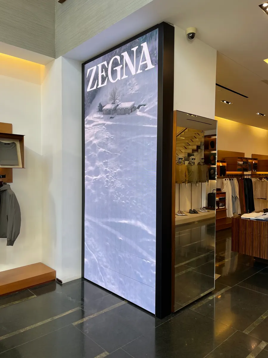 早上 8:36,屏上播放 Zegna 内容
