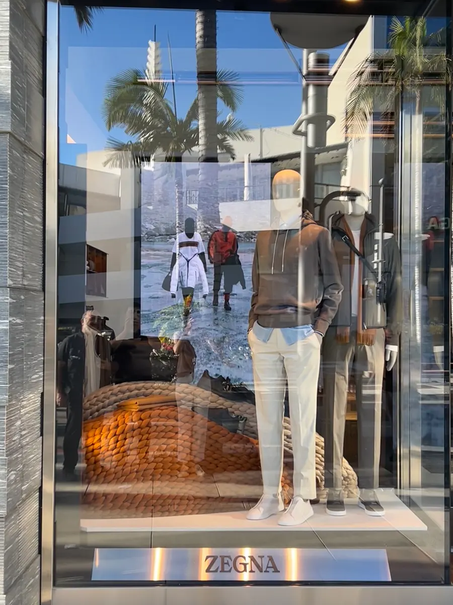从 Rodeo Drive 隔着橱窗看