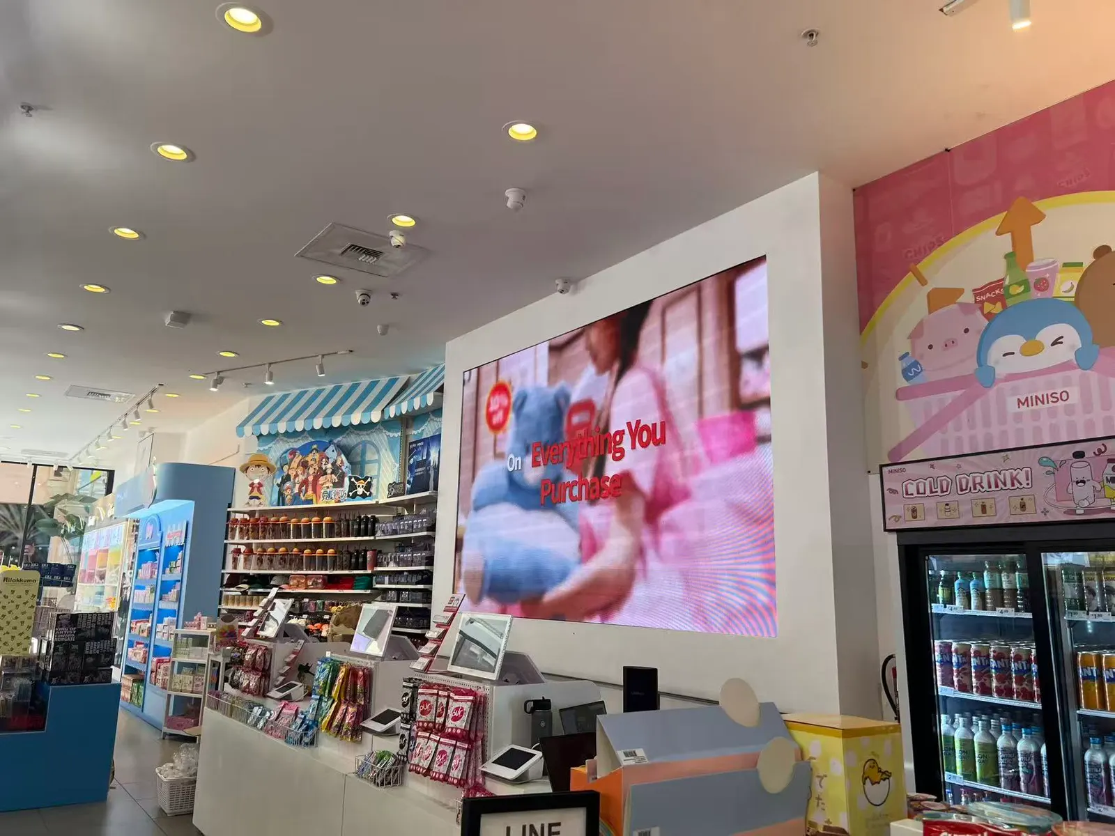 收银台上方的 LED 屏,名创优品 Irvine Spectrum 店,2026 年 9 月