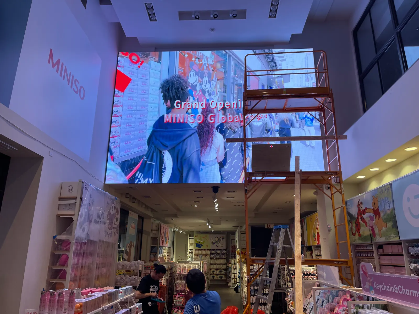 2023 年 9 月 21 日晚 9:41,帕萨迪纳名创优品:屏幕播放门店开业内容