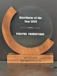 NovaStar “Distributor of the Year 2025”（2025 年度经销商）奖杯，由 Xi'an NovaStar Tech Co., Ltd. 颁发给 PixelPro Productions