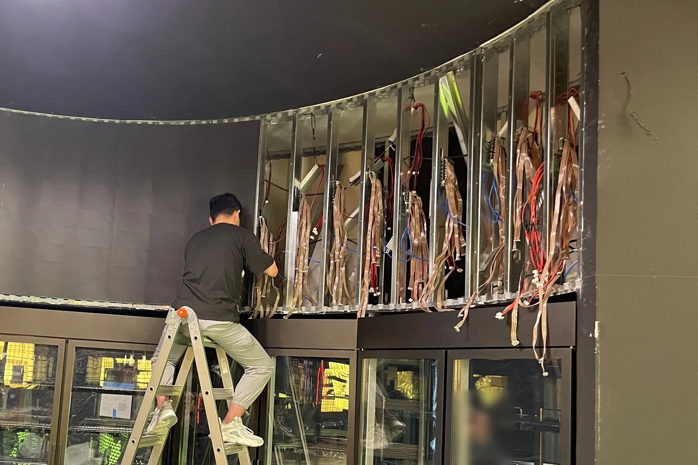 冷柜上方弧形屏施工中