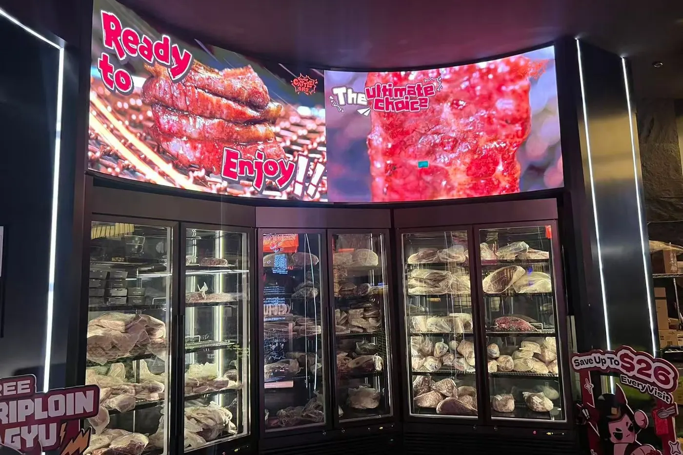 洛杉矶地区牛武士(Chubby Cattle)门店,冷柜上方的弧形 LED 屏,2023 年