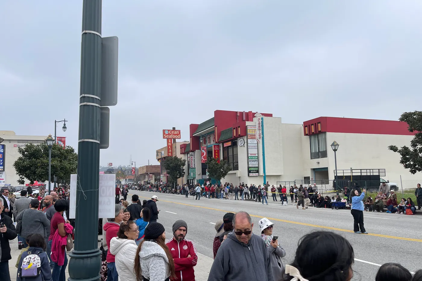 游行当天 North Broadway 的人群