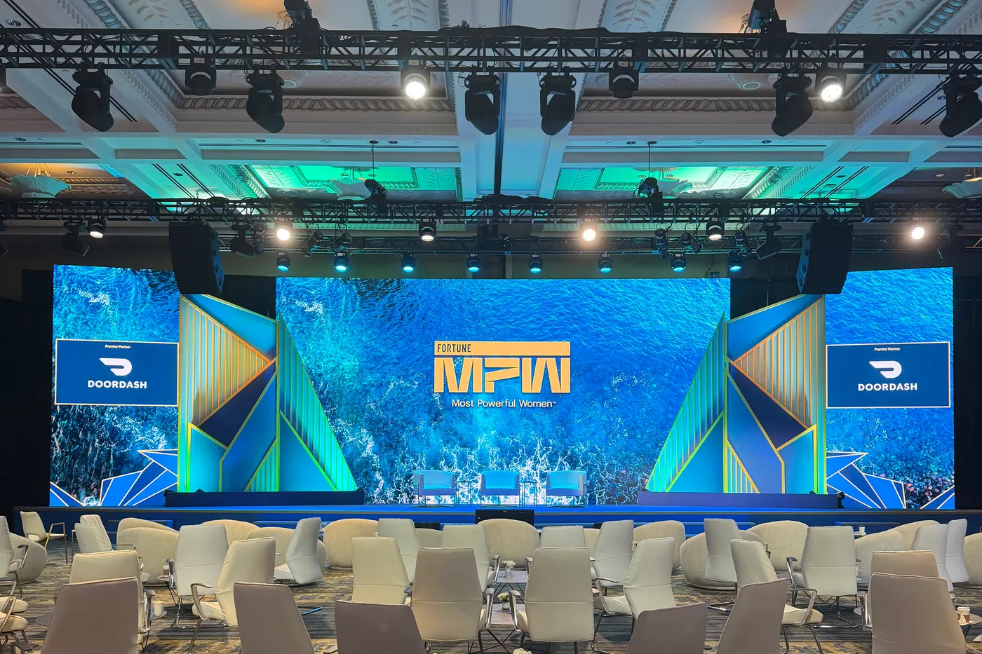 October 2026: the three screens on the summit’s look, the ballroom set