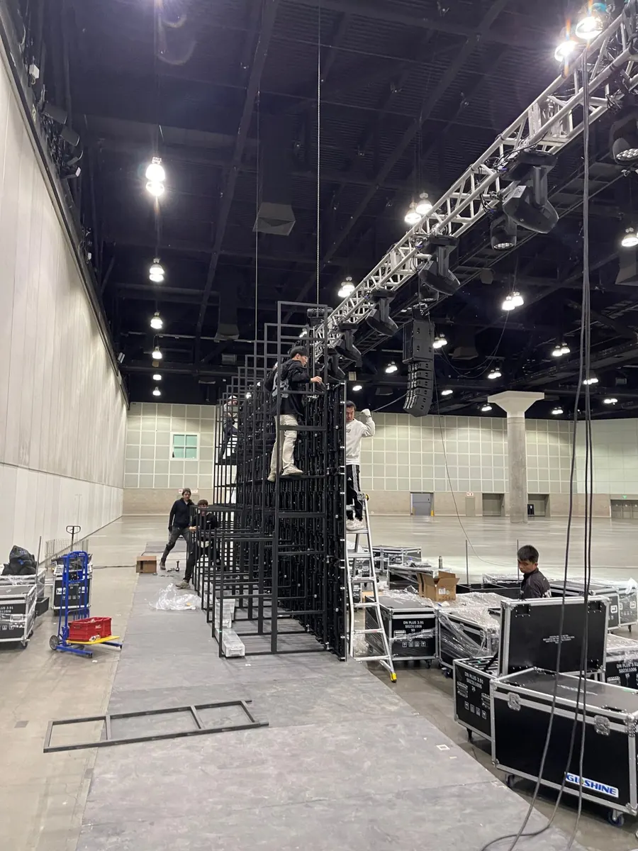 Ground-support frames for the main screen