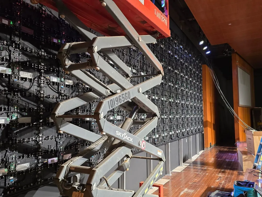 Cabinets on the frame, seen from the side of the stage