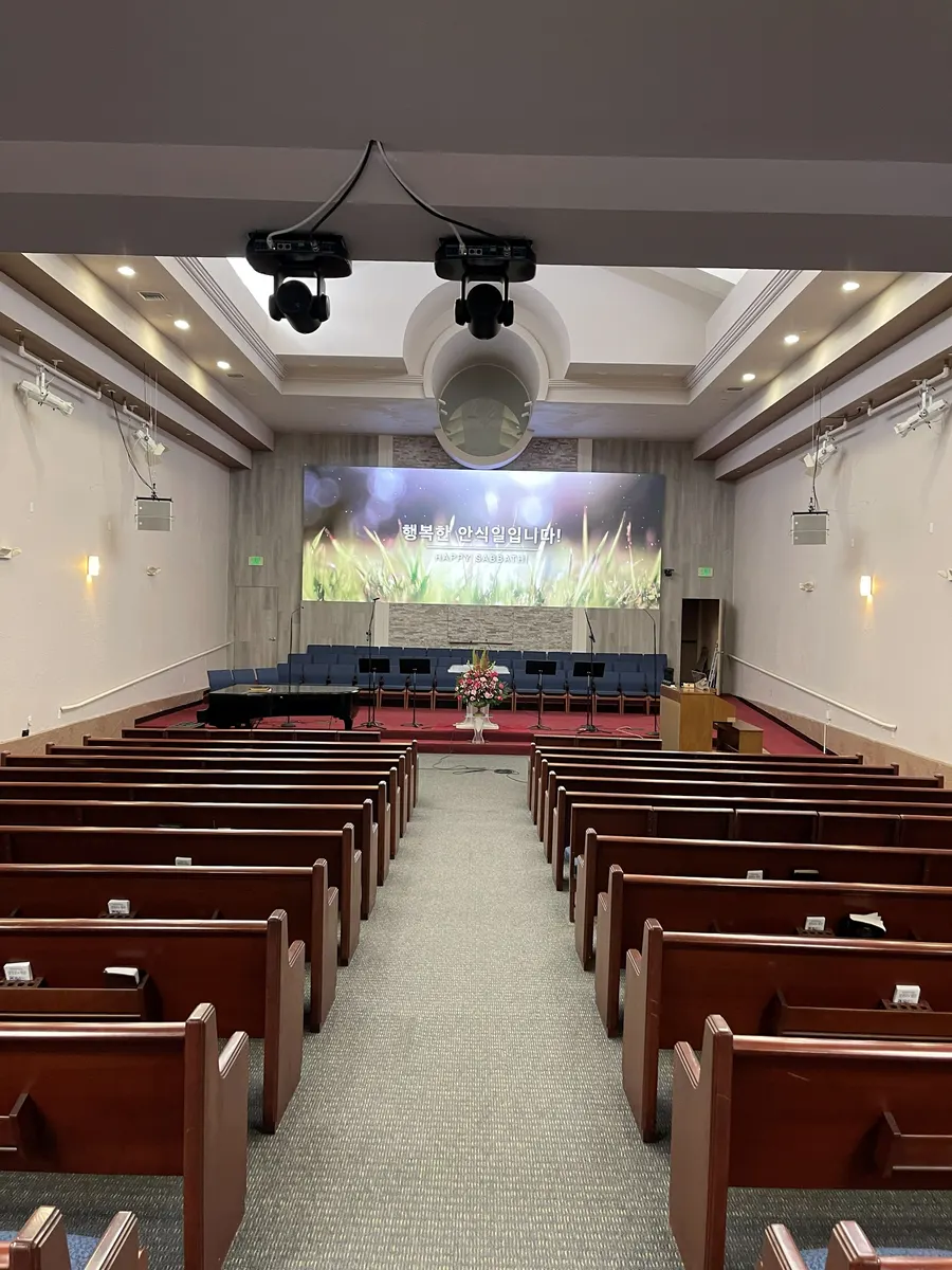 Front lighting on the truss above the stage