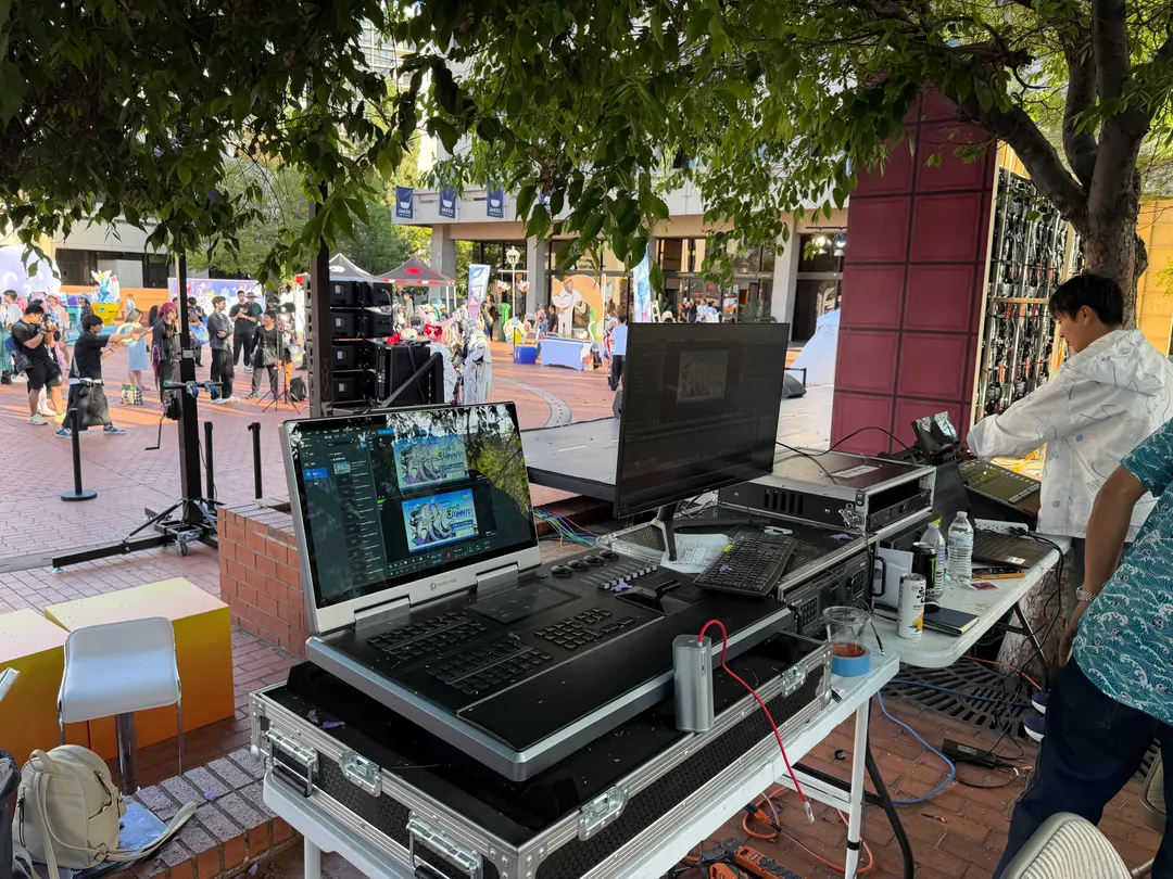 Little Tokyo: show day, in the plaza ↓