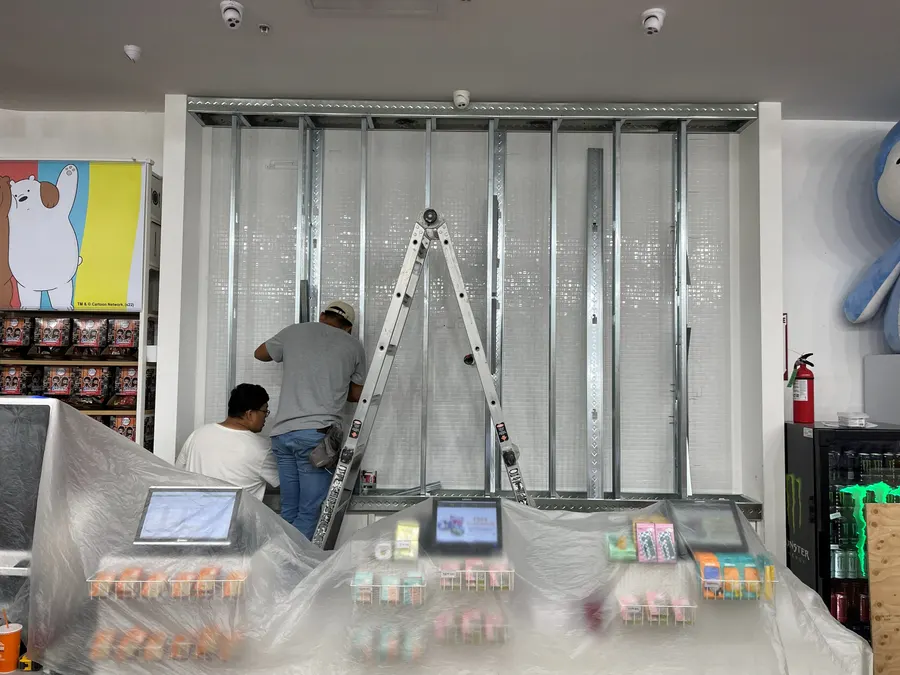安装龙骨,货品用塑料布盖好