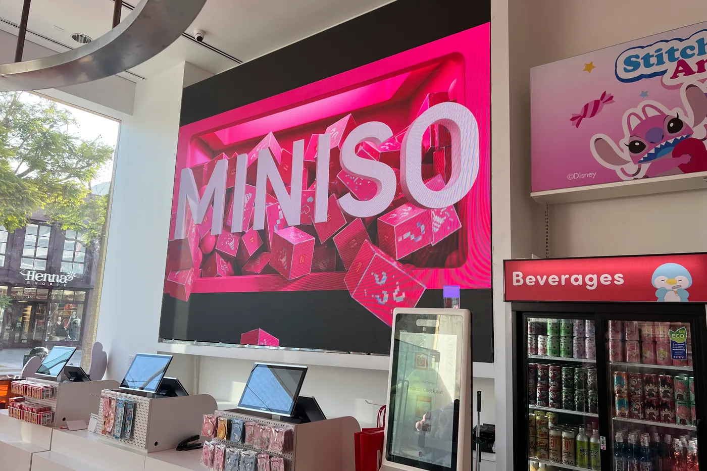 名创优品门店收银台后方的 LED 屏