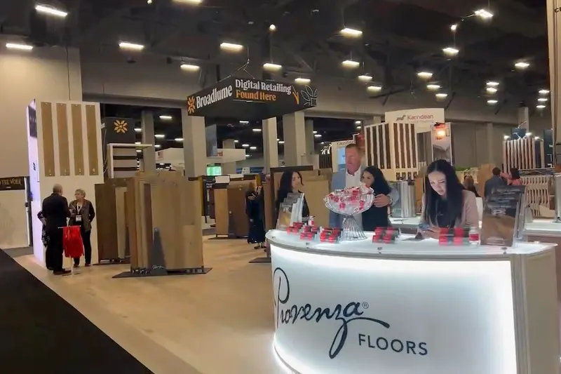展会期间的 Provenza Floors 展位
