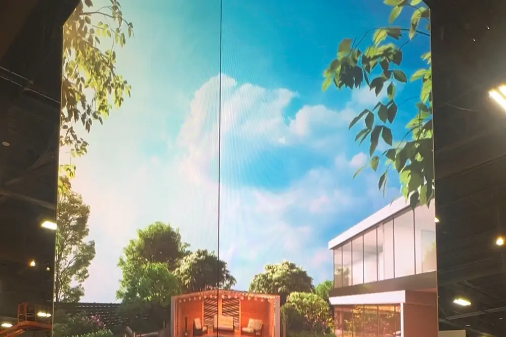 2024 年 1 月，四座转角屏之一：客户的花园画面跨过转角