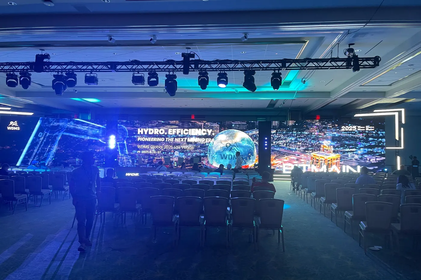 灯光和大屏全开的峰会会场